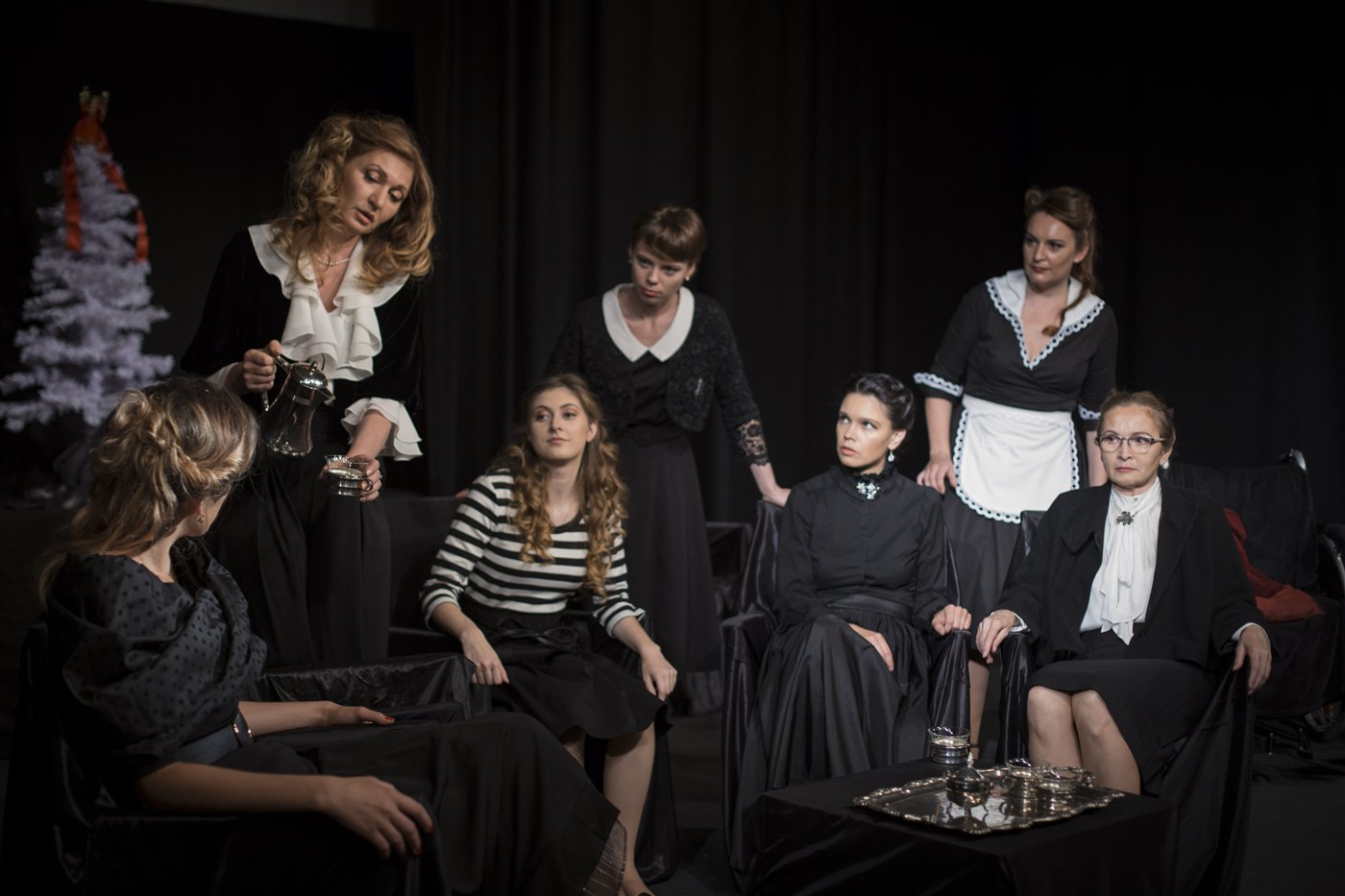 Presse: 8 liebende Frauen mit einem Messer im Rücken. Premiere im Theater Synthese. 2018