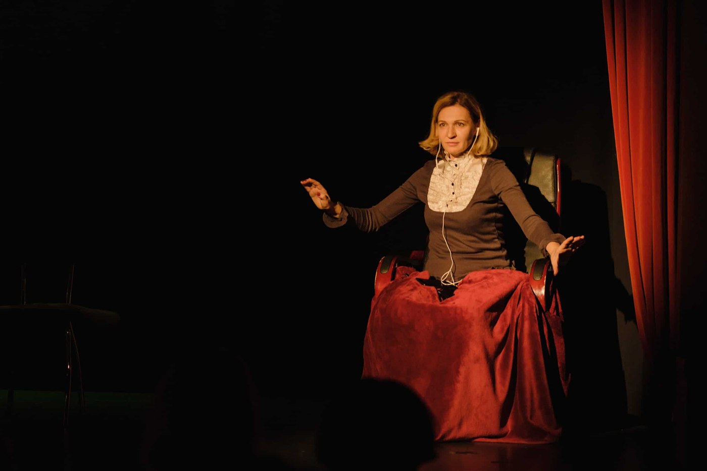 Presse: Ein Mann kommt zu einer Frau. Premiere im Theater Synthese. 2021